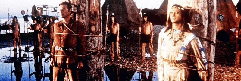 Old Shatterhand (Lex Barker) und Winnetou (Pierre Brice) werden aufgrund einer bösen Intrige zum Tod am Marterpfahl verurteilt. – Bild: ORF (FS1/​FS2) /​ ORF1