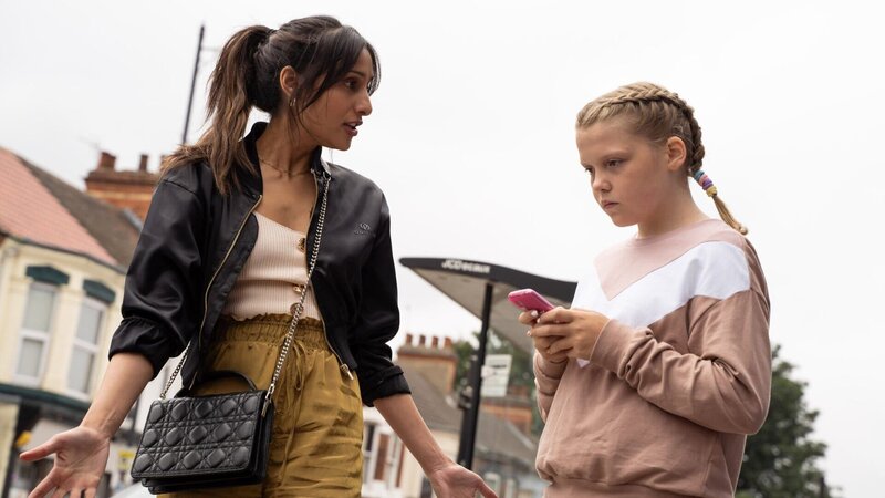 Rana (Taj Atwal, l.) möchte ihrem neuen Freund beweisen, dass sie gut mit Kindern umgehen kann. Also will sie mit seiner Tochter Jayelle (Maddie Lamb, r.) einen netten Tag verbringen. Doch Jayelle hat etwas anderes im Sinn. – Bild: ZDF