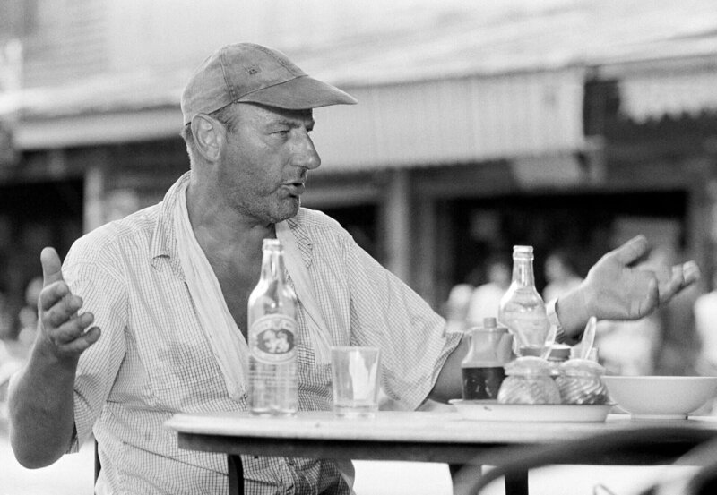 Franz Meersdonk (Manfred Krug) hat wieder Geldprobleme und sucht nach einer Lösung. – Bild: SWR