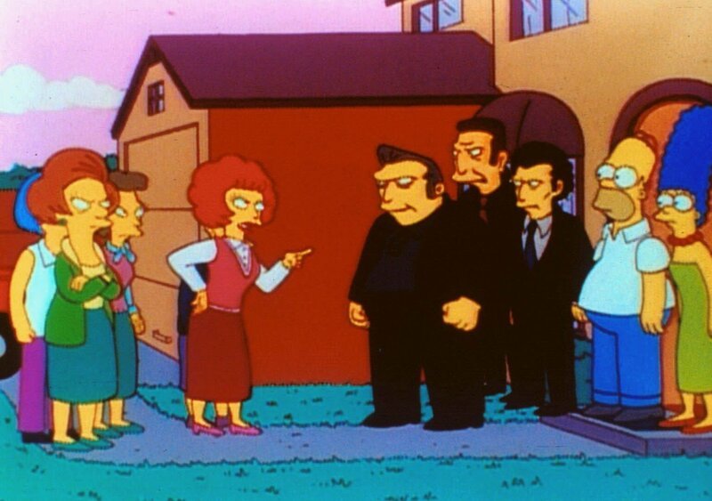 Maude Flanders (Mi.) ist geschockt, dass Marge (li.) angeblich mit der Mafia zusammenarbeitet. – Bild: PR7; ProSieben Media AG