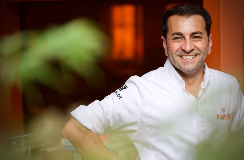 Ali Güngörmüs erhält als erster Koch mit türkischen Wurzeln einen der begehrten Michelin-Sterne. In der Folge ist er ständig unterwegs, schreibt Kochbücher und ist als TV-Koch bekannt und gefeiert. – Doch für seinen Erfolg zahlt er einen hohen Preis. – Bild: Ralph Quinke /​ BR, Reiner Holzemer Film /​ BR/​Reiner Holzemer Film/​Ralph Quinke