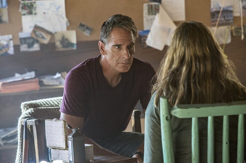 Nachdem die verwirrte Whistleblowerin Martha Roberts (Dendrie Taylor, r.) Special Agent Pride (Scott Bakula, l.) entführt hat, will sie ihn überzeugen, einen Serienmörder zu schnappen, der es auf junge Frauen abgesehen hat … – Bild: 2017 CBS Broadcasting, Inc. All Rights Reserved /​ Skip Bolen Lizenzbild frei