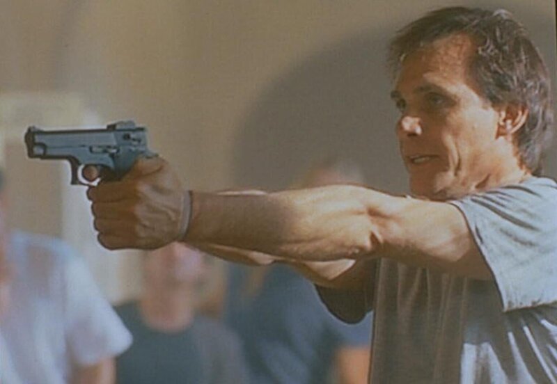 Der hirngeschädigte, ehemalige FBI-Agent Duane Barry (Steve Railsback) nimmt vier Geiseln, um für sein nächstes Treffen mit den  Außerirdischen Augenzeugen zu haben. – Bild: Twentieth Century Fox Film Corporation
