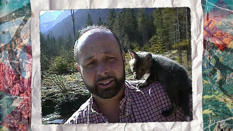 Berufsjäger mit einem jungen Fuchs. – Bild: ORF/​Geyrhalterfilm