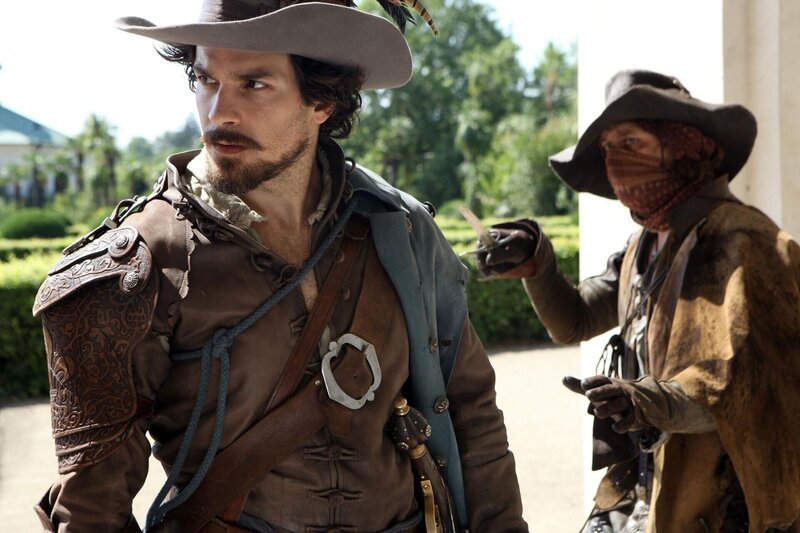 Aramis (Santiago Cabrera, l.); Marsac (JJ Feild, r.) – Bild: BBC 2013 /​ Dusan Martincek Lizenzbild frei