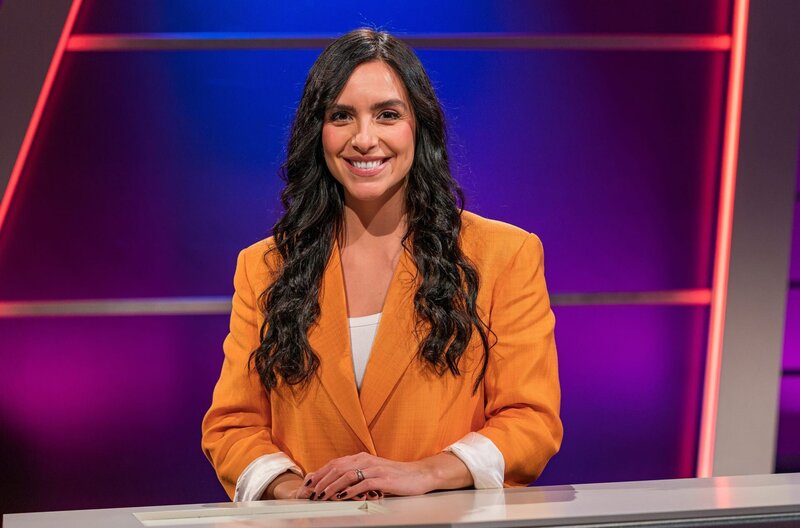 Es kann losgehen! Die Journalistin Jessica Schöne tritt beim Wissensquiz „Meister des Alltags“ an – das Quiz mit Aha-Effekt und cleveren Tipps und Tricks für den Alltag. – Bild: SWR/​Christian Koch