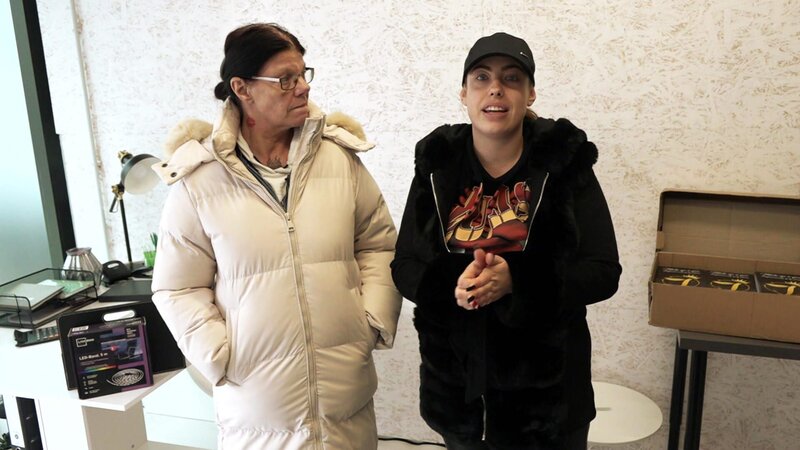 Janines eigener Beautysalon soll bald eröffnet werden. und Beate (li.) ist sehr stolz auf sie. – Bild: RTLZWEI