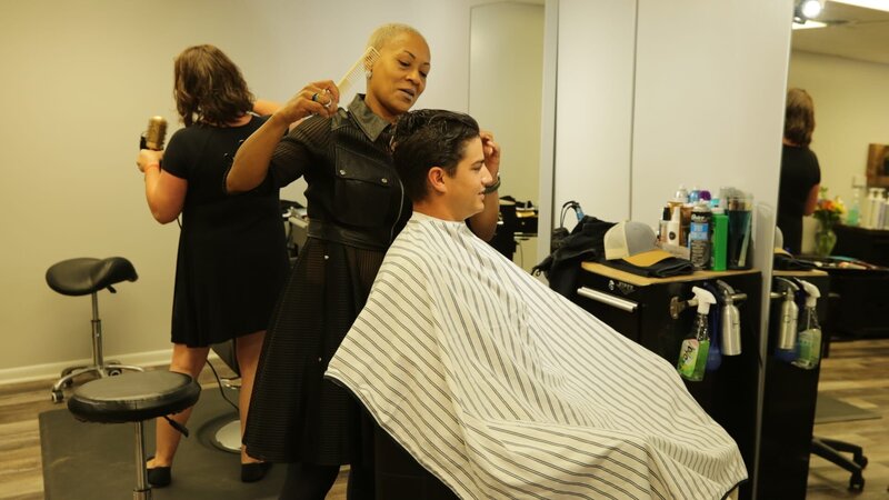 Guillermo gets himself a haircut for the wedding and some marriage advice as well. – Bild: Warner Bros. Discovery