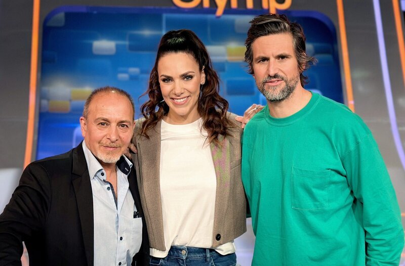 Moderatorin Esther Sedlaczek (M.) mit den Kandidaten des Teams „Cobra“: Erdoğan Atalay (l.) und Tom Beck (r.) – Bild: ARD/​ITV Studios