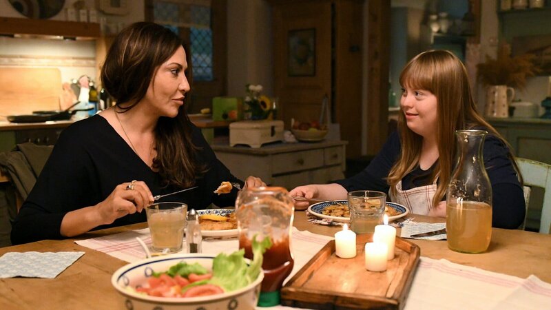 Frühling – Liebe hinter geschlossenen Vorhängen Eine köstliche Überraschung: Simone Thomalla als Katja, Luisa Wöllisch als Mila – Bild: SRF/​ZDF/​Barbara Bauriedl