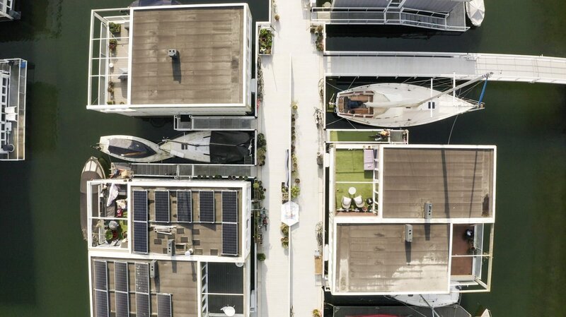 Der Stadtteil im Osten von Amsterdam besteht aus knapp 60 schwimmenden Häusern und entstand 2009. – Bild: ORF/ZDF/Sebastian Wagner Der Stadtteil im Osten von Amsterdam besteht aus knapp 60 schwimmenden Häusern und entstand 2009. – Bild: ORF/ZDF/Sebastian Wagner