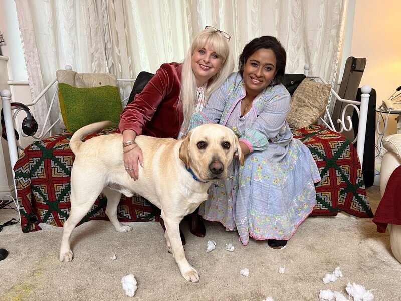 Pet Psychic Beth Lee-Crowther with contributor Shaila Haque-Brand and Lebu the dog – Bild: Middlechild Productions Limited