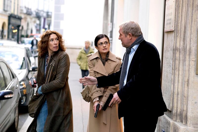 Bibi Fellner (Adele Neuhauser, li.), die bulgarische Ermittlerin Donka Galabova (Dessi Urumova) und Moritz Eisner (Harald Krassnitzer) sind bereit für die Festnahme des Verdächtigen. – Bild: rbb/​ORF/​Ingo Pertramer