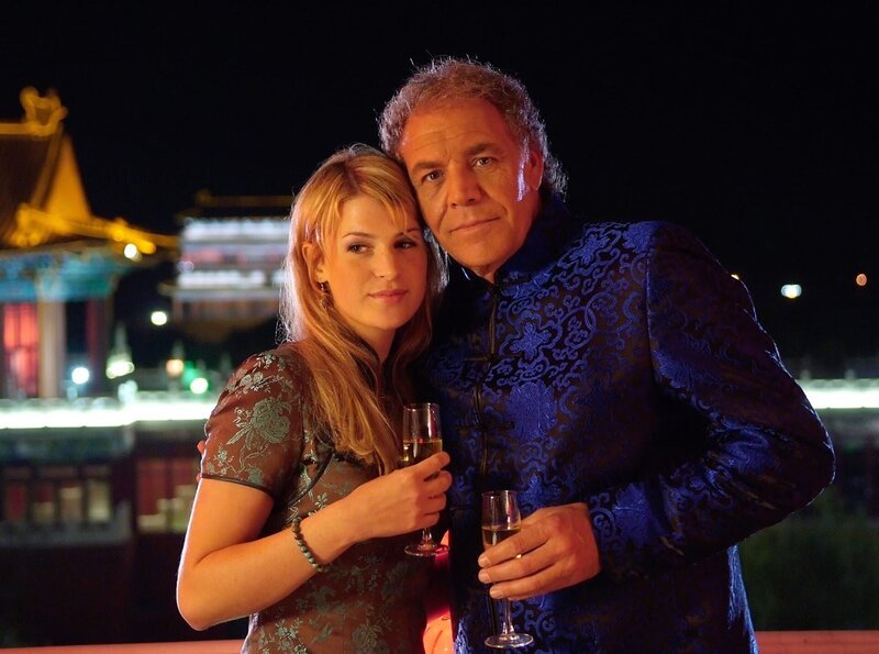 ARD DAS TRAUMHOTEL – CHINA, Ein tolles Duo: Markus Winter (Christian Kohlund) mit seiner Tochter Leonie (Miriam Morgenstern). – Bild: ARD Degeto/​Oliver Roth