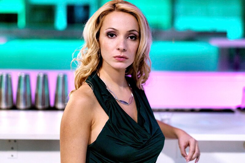 Die Barfrau Linda (Iva Lukic). – Bild: rbb/​ORF/​Ingo Pertramer