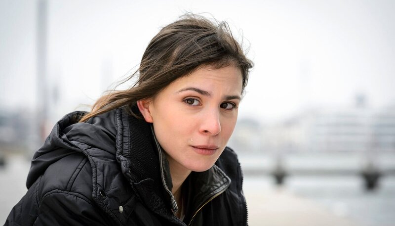 ARD/​WDR TATORT: EINE ANDERE WELT, Autor: Jürgen Werner, Regie: Andreas Herzog, am Sonntag um 20:15 Uhr im ERSTEN. Nora (Aylin Tezel) ist erschüttert. – Bild: WDR/​Thomas Kost