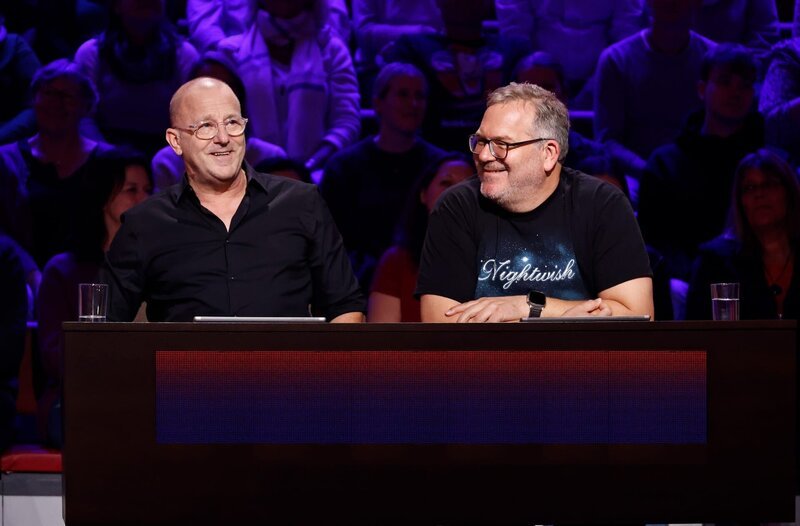 Rateteam-Kapitän Elton (r.) mit Schauspieler Heino Ferch (l.). – Bild: ARD/​Morris Mac Matzen