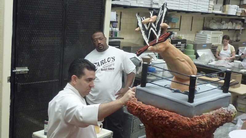 Buddy and Dana work on the WWE cake. – Bild: Discovery Communications