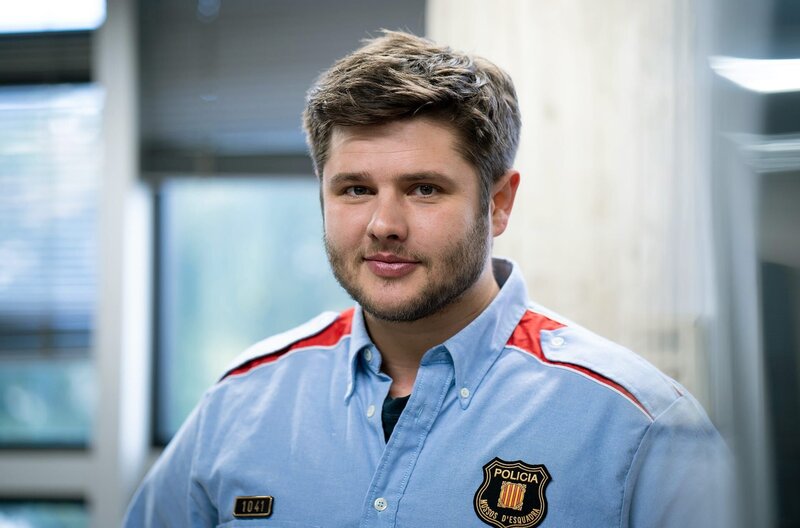 ARD Degeto BARCELONA-KRIMI: BLUTIGER BETON, am Donnerstag (28.05.20) um 20:15 Uhr und um 00:35 Uhr  im ERSTEN. Enzo Alvarez (Sebastian Fritz) unterstützt das Ermittlerduo. © ARD Degeto/​Charlotte Jansen, honorarfrei – Verwendung gemäß der AGB im engen inhaltlichen, redaktionellen Zusammenhang mit genannter Degeto-Sendung und bei Nennung „Bild: ARD Degeto/​Charlotte Jansen“ (S2+). ARD Degeto/​Programmplanung und Presse, Tel: 069/​1509⁠–⁠335, degeto-presse@degeto.de – Bild: ARD Degeto/​Charlotte Jansen /​ ARD Degeto/​Programmplanung und P