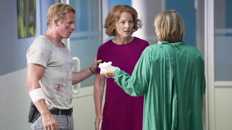 Paul (Daniel Roesner) und Andrea (Carina Wiese, M.) erfahren von der Ärztin (Ulrike Schwab), dass Semir im Koma liegt. – Bild: TVNOW /​ Guido Engels