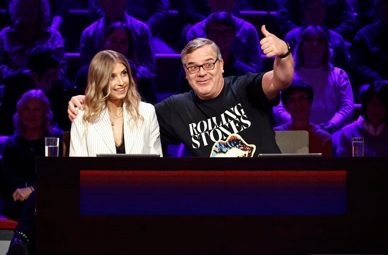 Rateteam-Kapitän Elton (r.) und die Moderatorin, Influencerin und Unternehmerin Cathy Hummels (l.) bilden ein Rateteam. – Bild: ARD/​Morris Mac Matzen