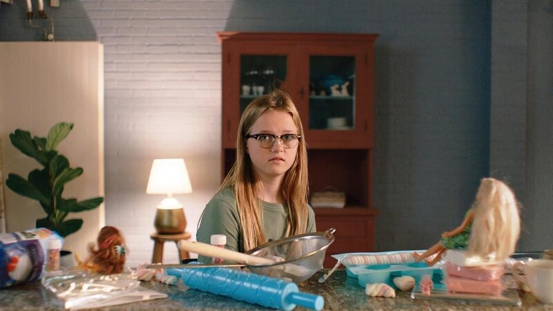 Floor (Bobbie Mulder) stellt die Fähigkeiten ihres Vaters in Frage, als er ihre Geburtstagsmitbringsel für die Schule vorbereitet. – Bild: NDR/​NL Film/​Maurice Trouwborst