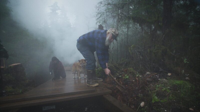 PORT PROTECTION, ALASKA- Gary and his neighbors near completion of the boardwalk renovation. – Bild: The National Geographic Channel