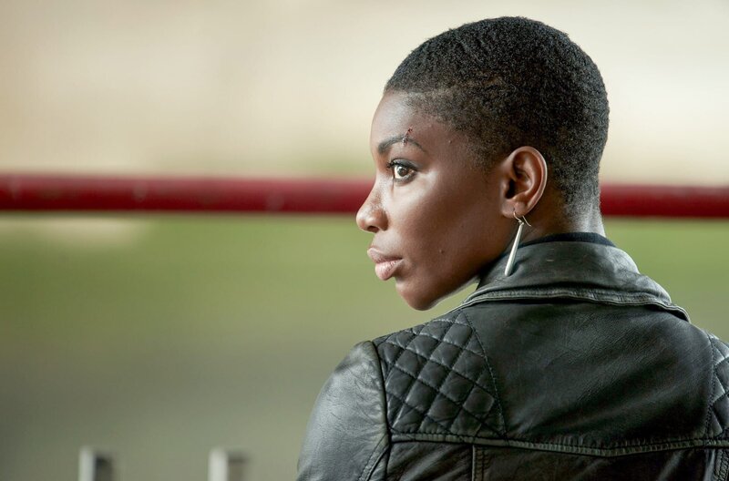 Es kommen immer mehr Geheimnisse von Eve ans Licht. Kate (Michaela Coel) wird klar, dass sie ihre Mutter nicht annähernd so gut kannte wie angenommen. – Bild: Des Willie