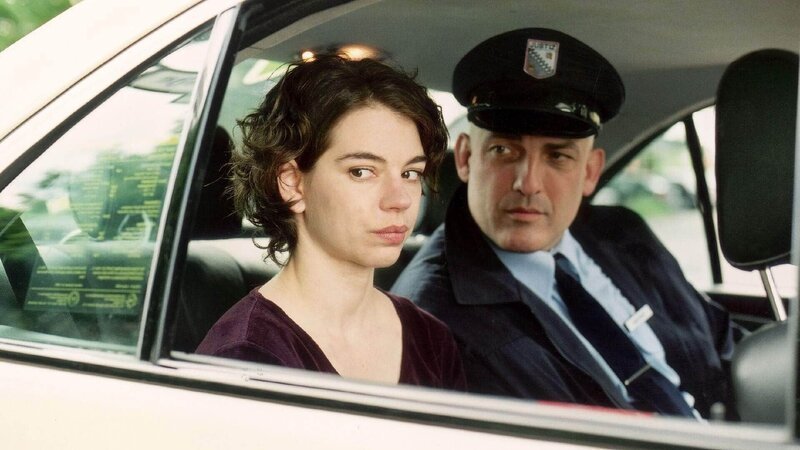 Nach dem Arztbesuch ist es Stefanie (Isabelle Stoffel) gelungen, ein Taxi anzuhalten um zu fliehen. Doch Brock (Leon Boden) ist ihr auf die Schliche gekommen. – Bild: MG RTL D /​ Richard Hübner