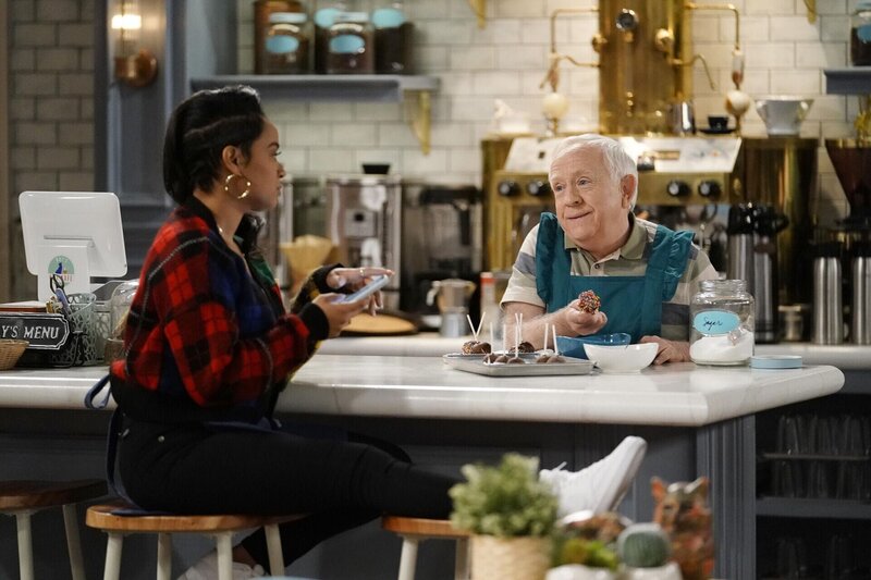 Randi (Kyla Pratt, l.); Phil (Leslie Jordan, r.) – Bild: FOX MEDIA LLC