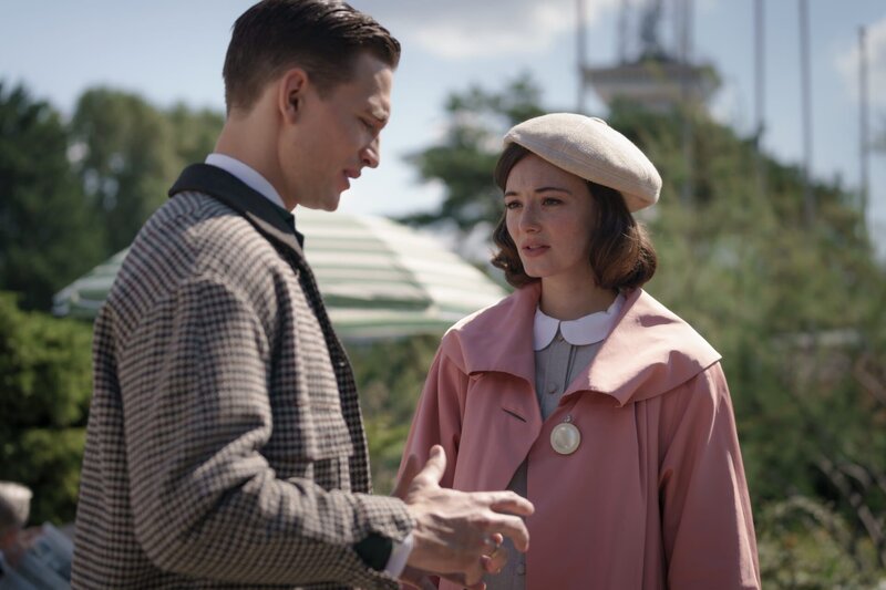 Nachdem Wolfgang sich in Hans Liebknecht verliebt hat, führt er mit seiner Frau Helga ein Krisengespräch. – Bild: ZDF/​Stefan Erhard