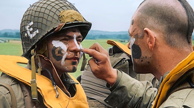 US-Fallschirmspringer am 5. Juni. – Bild: NDR/​SPIEGEL TV /​ ZDF und NDR/​SPIEGEL TV