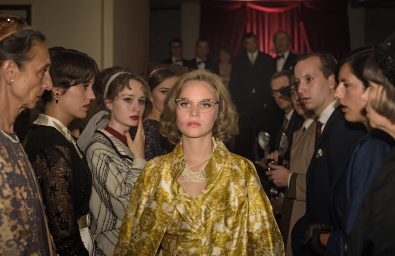 Monika Schöllack (Sonja Gerhardt, M.) sorgt bei der Premiere ihres ersten Films für einen Skandal. – Bild: ZDF/​Stefan Erhard