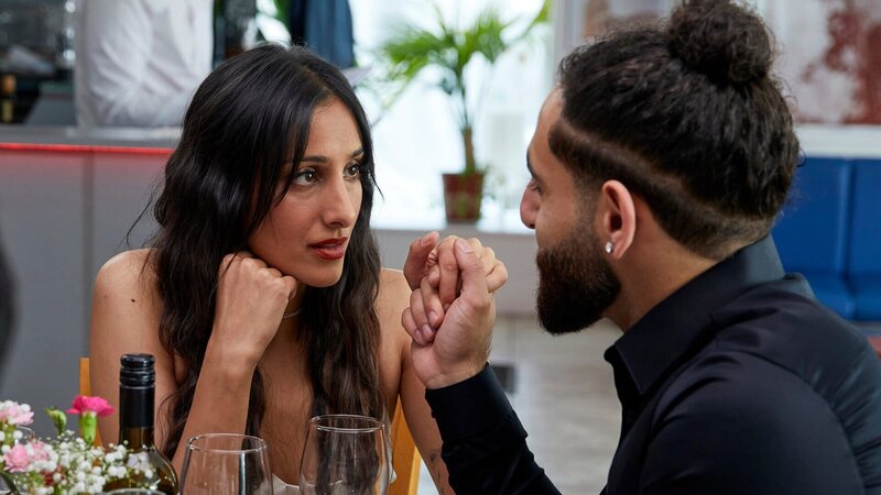 Rana (Taj Atwal) glaubt, dass Adil (Merch Husey) ihr einen Antrag machen wird. Doch mit dem, was Adil vorhat, hatte Rana nicht gerechnet. – Bild: ZDF