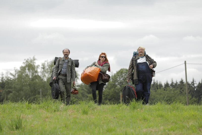 Das Campingwochenende, zu dem Franz (Gerhard Liebmann, l.), Nike (Henny Reents, M.) und Malte (Daniel Zillmann, r.) stoßen, soll die Gruppe der Eltern einander näher bringen. – Bild: ZDF