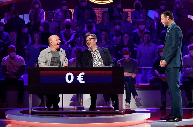 Moderator Kai Pflaume (r.) mit Rateteam-Kapitän Bernhard Hoëcker (l.) und dem Comedian Paul Panzer (M.). – Bild: ARD/​Morris Mac Matzen