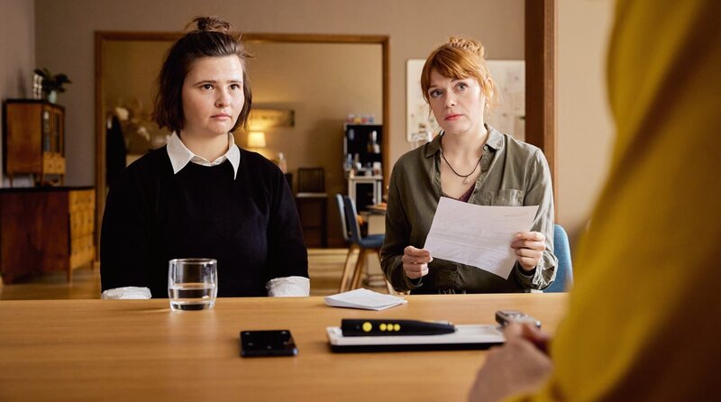 Die junge Bestatterin Luca Reuter (Lisa Hrdina, l.), die der Erbschleicherei verdächtigt wird und in der Kanzlei Hilfe sucht, hat das Mitgefühl von Tilly Vogel (Sina Reiß, r.). – Bild: ARD/​Rudolf Wernicke