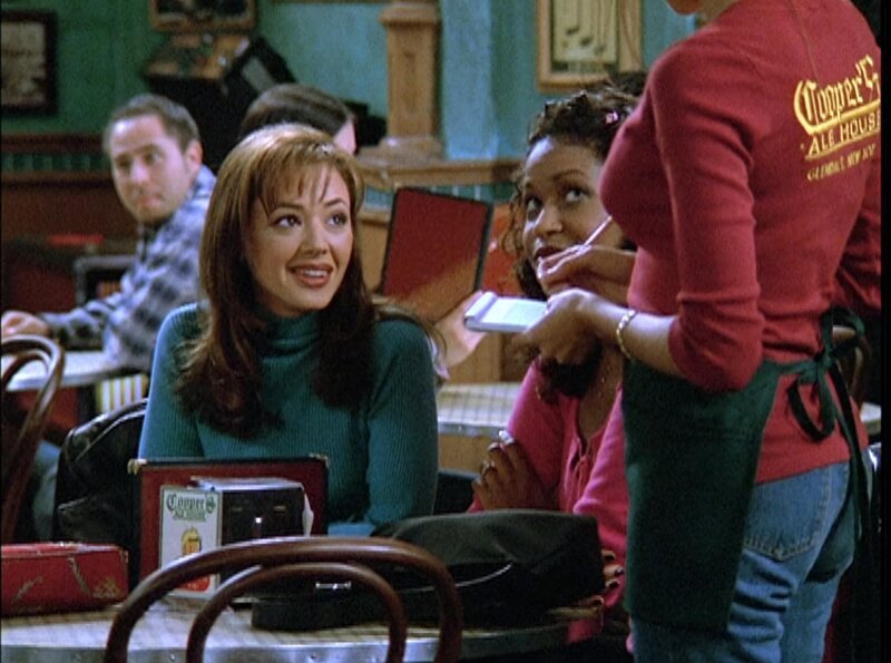 Carrie (Leah Remini, li.) macht sich jetzt selbst ein Bild von Bedienung Jill.. – Bild: RTL II