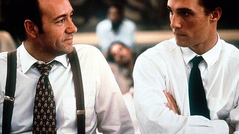 Staatsanwalt Rufus Buckley (Kevin Spacey, l.), Anwalt Jake Tyler Brigance (Matthew McConaughey) Die Verwendung des sendungsbezogenen Materials ist nur mit dem Hinweis und Verlinkung auf RTL+ gestattet. – Bild: RTL / Warner Brothers, a division of Time Warner Entertainment Company, LP Staatsanwalt Rufus Buckley (Kevin Spacey, l.), Anwalt Jake Tyler Brigance (Matthew McConaughey) Die Verwendung des sendungsbezogenen Materials ist nur mit dem Hinweis und Verlinkung auf RTL+ gestattet. – Bild: RTL / Warner Brothers, a division of Time Warner Entertainment Company, LP
