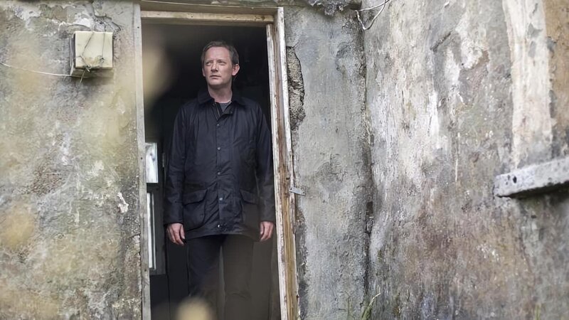 SENDER: ARD – SENDETITEL: Mord auf Shetland – Die Nacht der Raben – UNTERTITEL: Shetland – Raven Black – CAPTION: ARD MORD AUF SHETLAND – DIE NACHT DER RABEN (shetland – raven black), am Sonntag (15.05.16) um 21:45 Uhr im Ersten.In seinem zweiten Fall auf Shetland ermittelt Jimmy Perez (Douglas henshall) in einem Dickicht aus dunklen Geheimnissen, das unter der Idylle des beschaulichen Insellebens wuchert. – Bild: ARD Degeto/​ITV Studios