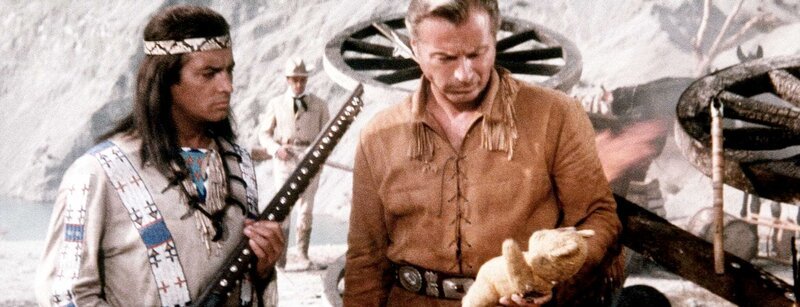 Wieder sind die Friedenshoffnungen zerstört worden, wieder hat Forrester einen Siedlertreck überfallen – Winnetou (Pierre Brice) und Old Shatterhand (Lex Barker) sind entsetzt. – Bild: ORF (FS1/​FS2) /​ ORF1