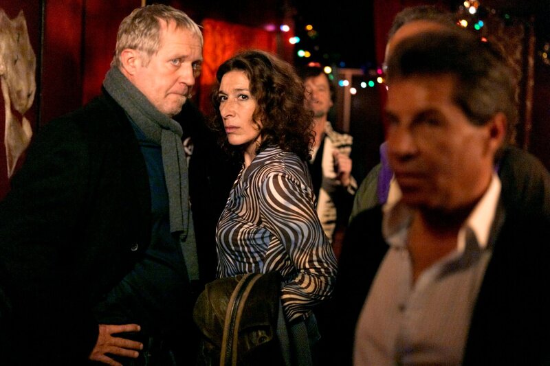 Moritz Eisner (Harald Krassnitzer, l.) ist nicht erbaut darüber, dass seine Mitarbeiterin Bibi (Adele Neuhauser) im Lokal eines Kleinganoven singt. – Bild: rbb/​ORF/​Ingo Pertramer