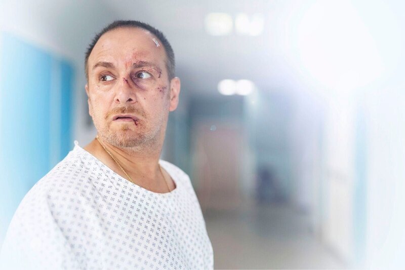 Der im Koma liegende Semir läuft in seinem Traum durch das menschenleere Krankenhaus. – Bild: RTL /​ Guido Engels