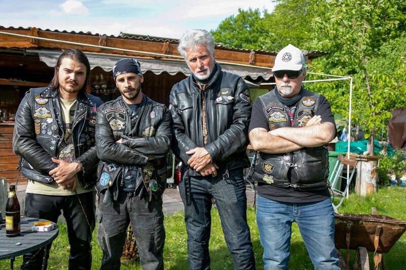 Die Rocker sollen alte Leute aus ihrer Schrebergartensiedlung vertreiben und sind zu allem bereit. Von links: Anis Jusovic, Maximilian Allgeier und Komparsen. – Bild: ORF/​ZDF/​Benedikt Müller