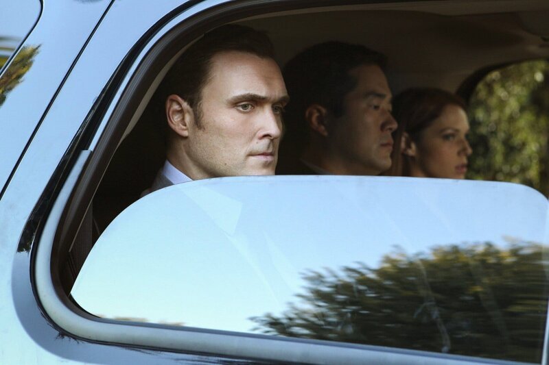 Wurden vom FBI festgenommen: Wayne (Owain Yeoman, l.), Kimball (Tim Kang, M.) und Grace (Amanda Righetti, r.) … – Bild: Warner Bros. Television Lizenzbild frei