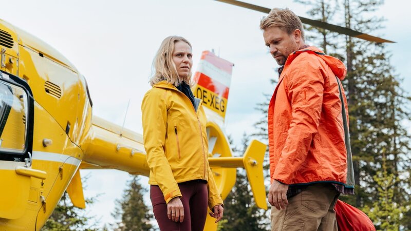 Auch wenn seine Frau Anja (Teresa Rizos) den Gleitschirmabsturz gut überstanden hat, steht Steffen Vogler (David Korbmann) noch unter Schock. – Bild: ORF/​ZDF/​Sabine Finger
