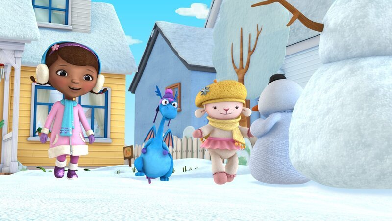 DOC MCSTUFFINS – „Chilly Gets Chilly“ – Doc teaches Chilly and the rest of the toys about the importance of staying warm when playing outside in the snow. This episode of Disney Junior’s „Doc McStuffins“ airs FRIDAY, DECEMBER 7 (10:00–10:30 a.m., ET/​PT) on Disney Channel with encore airings on the new Disney Junior channel. (DISNEY JUNIOR) DOC, STUFFY, LAMBIE, CHILLY – Bild: Disney Junior