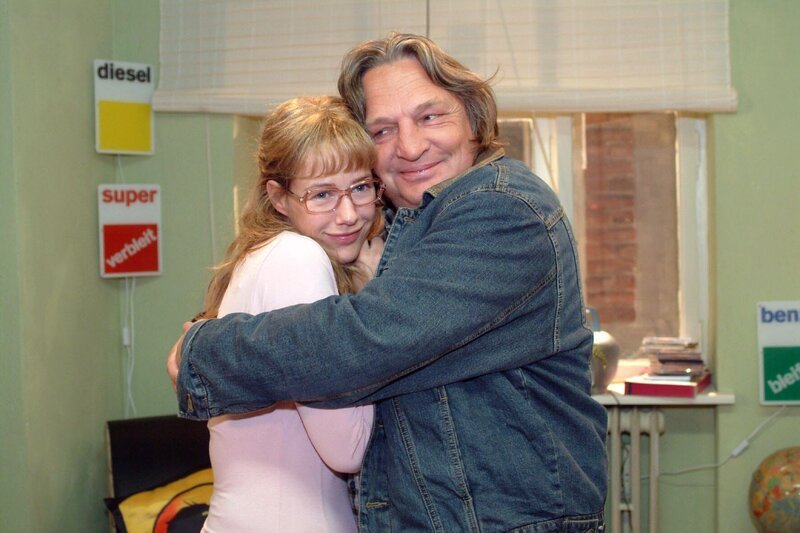 Bernd (Volker Herold, r.) ist glücklich, dass Lisa (Alexandra Neldel, l.) wieder nach Hause zurückkommen will. (Dieses Foto von Alexandra Neldel darf nur in Zusammenhang mit der Berichterstattung über die Serie „Verliebt in Berlin“ veröffentlicht und verbreitet werden.) – Bild: SAT.1 /​ Monika Schürle