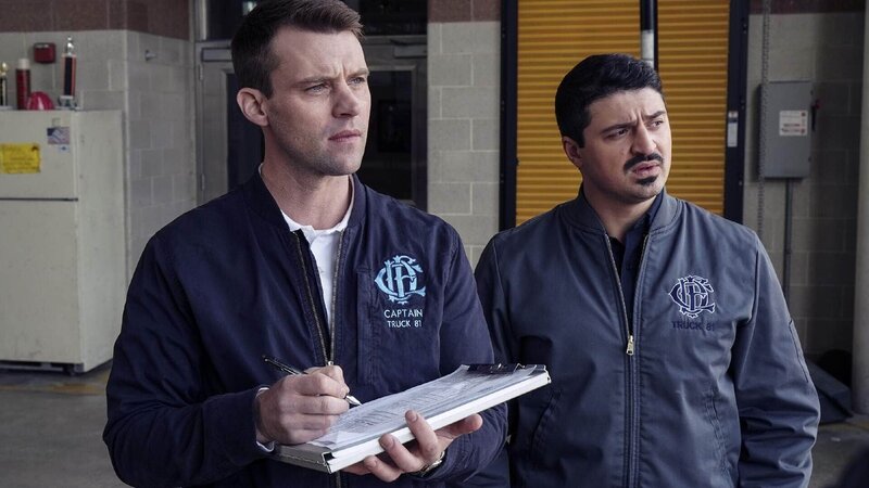 Matthew Casey (Jesse Spencer, l.), Otis (Yuri Sardarov)  Die Verwendung des sendungsbezogenen Materials ist nur mit dem Hinweis und Verlinkung auf RTL+ gestattet. – Bild: RTL /​ NBC Universal