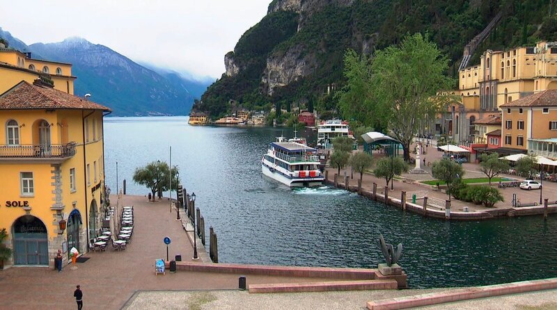 Die alte Stadt Riva. Am Morgen verlassen die hier ankernden Schiffe den Hafen um den ganzen Tag über den See zu kreuzen. – Bild: BR/​Rupert Heilgemeir